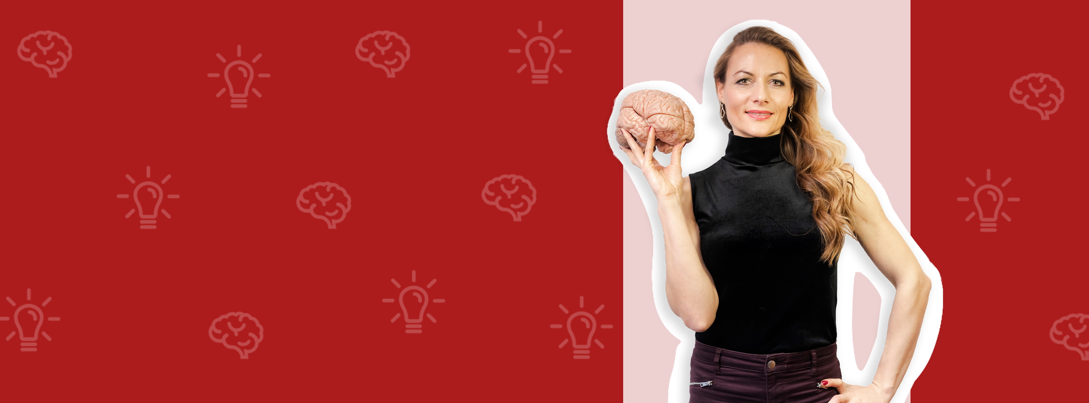 Une femme souriante tient un modèle de cerveau dans sa main. Elle porte un haut noir et se tient sur un fond rouge, agrémenté de motifs évoquant des idées et des cerveaux. L'image souligne l'importance de la réflexion et de la créativité.