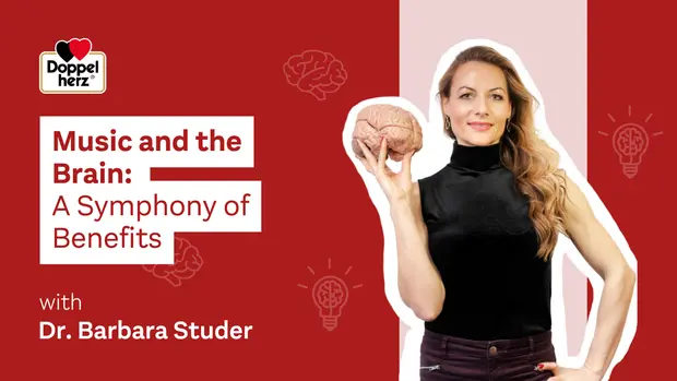 Une femme tenant un modèle de cerveau, souriante, se tient sur fond rouge. Le texte à gauche indique "Musique et cerveau : Une symphonie de bienfaits" et mentionne Dr. Barbara Studer. L'image évoque les bénéfices de la musique sur le cerveau.