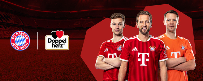 Trois joueurs de football vêtus de maillots du FC Bayern Munich se tiennent sur un terrain de football. À gauche, le logo du club est visible, ainsi qu'un logo de la marque Doppel herz. L'arrière-plan est rouge avec des motifs géométriques.
